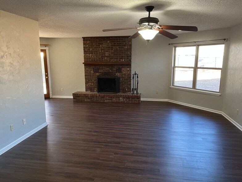 Livingroom - 215 Magnolia Rd