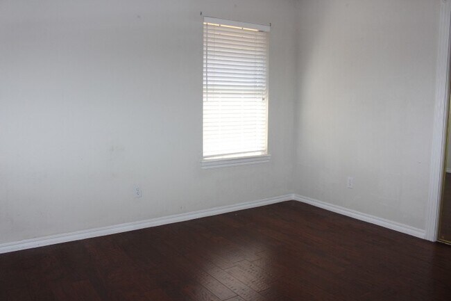 Building Photo - Great West side home located close to shop...