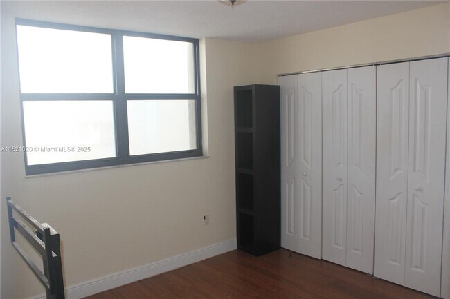Building Photo - 1621 Collins Ave