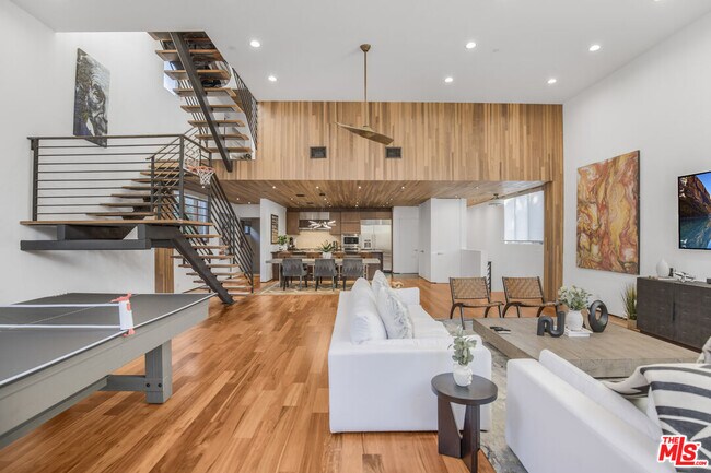 Building Photo - 661 Broadway St