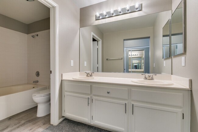 Building Photo - GORGEOUS HOME WITH TONS OF UPGRADES*GATED COMMUNITY WITH A COMMUNITY POOL*