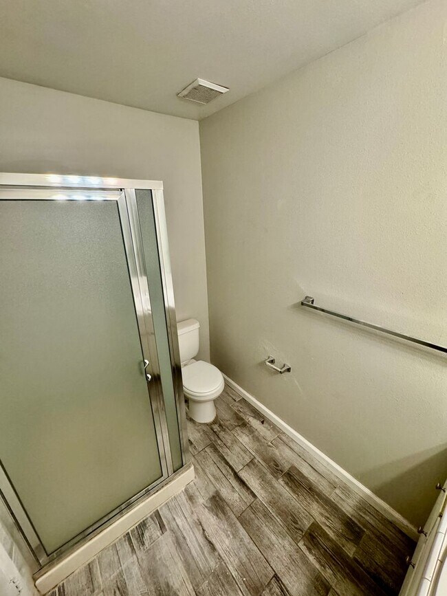 Building Photo - Spacious 2BD/2BTH with Private 2 Car Garage!