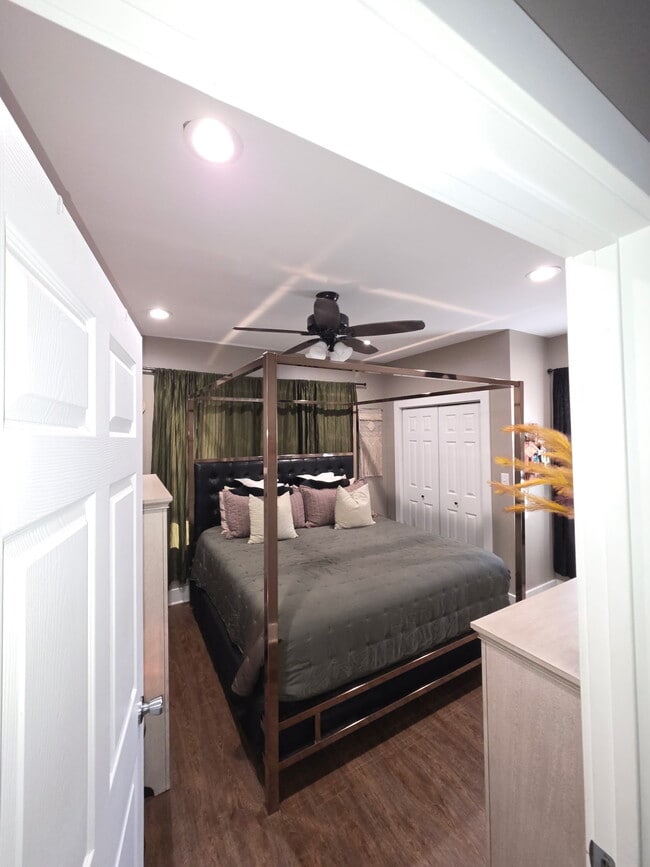 Building Photo - 329 N School Ave