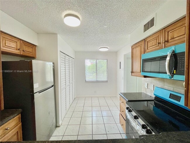 Building Photo - 2209 S Cypress Bend Dr