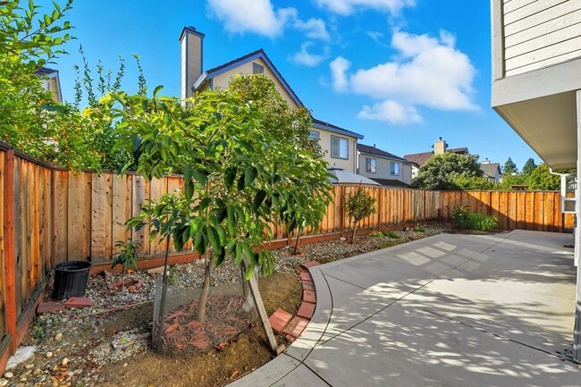 Building Photo - Updated Family Spacious Home w/ Fenced in ...