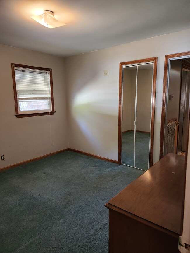Building Photo - 206 S 580