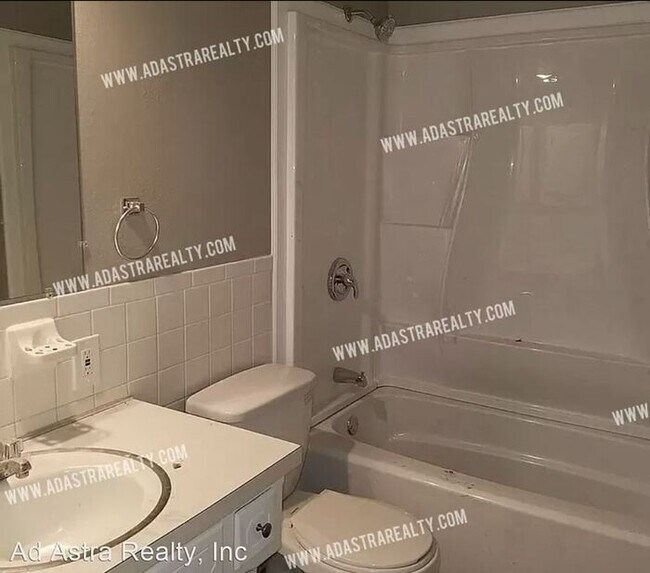 Building Photo - Very Nice Olathe Duplex-Available NOW!!!!