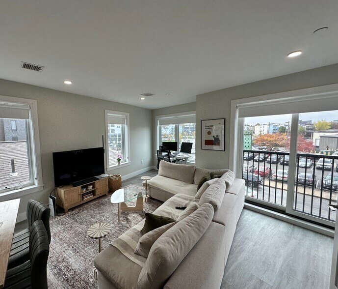 Building Photo - 206 Old Colony Ave