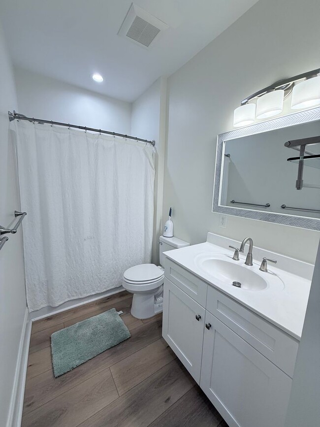 Building Photo - Cozy Studio in Heart of Port Royal Available