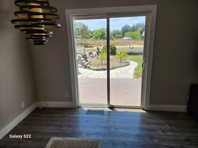 Building Photo - Beautiful home in a private country setting - Lots of light, Great Location.