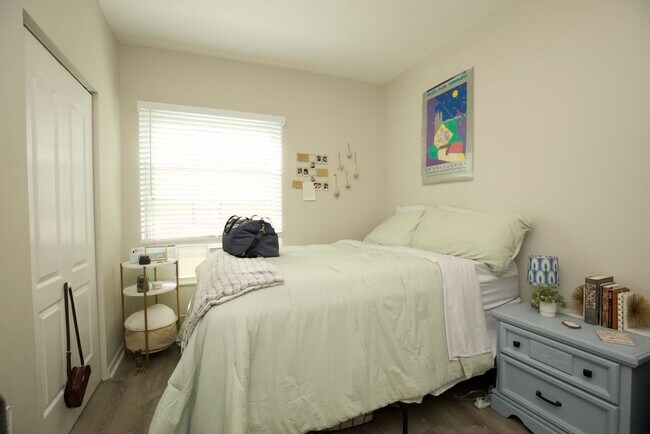 Building Photo - 724 W Roscoe St