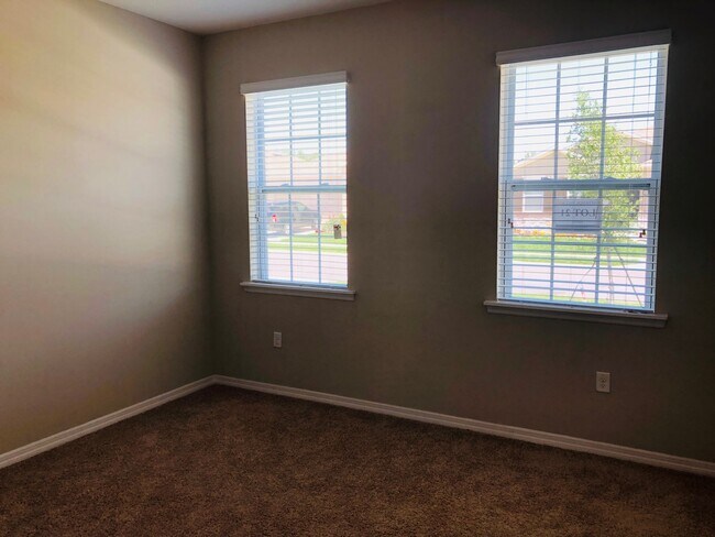 Building Photo - Gorgeous 4-Bedroom, 2-Bathroom  Home in Wi...