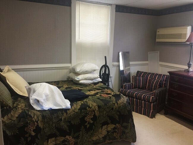 Building Photo - First floor apartment in the heart of the City of Williamsburg! Available April 1st 2026!