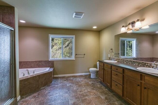 Building Photo - Newer Happy Valley Home – Easy Walk to WWU & Minutes from Downtown Bellingham