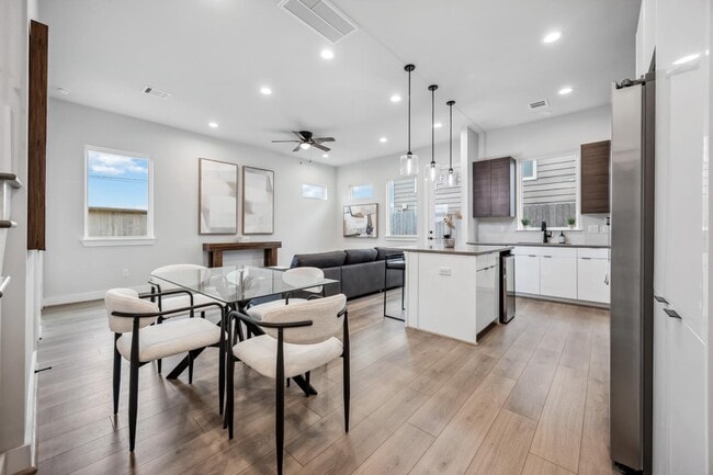 Building Photo - 303 Charlock St