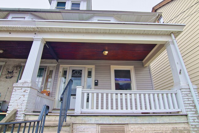 Building Photo - Beautifully Renovated 3BD/1BA Twin!
