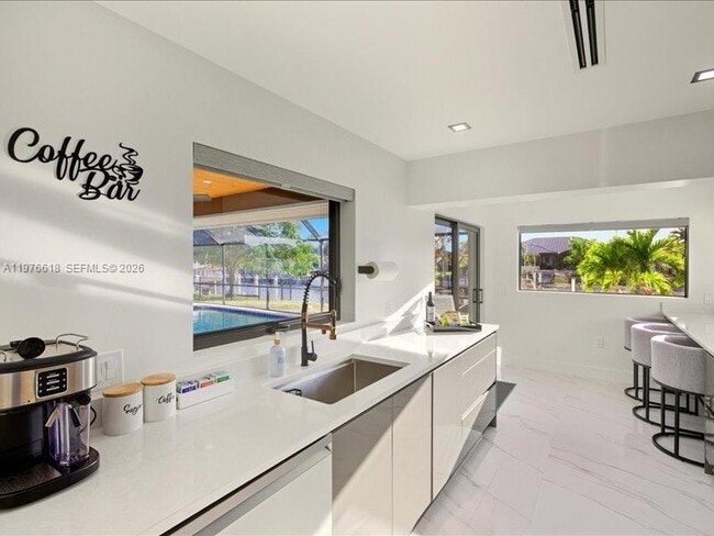 Building Photo - 103 Tropicana Dr