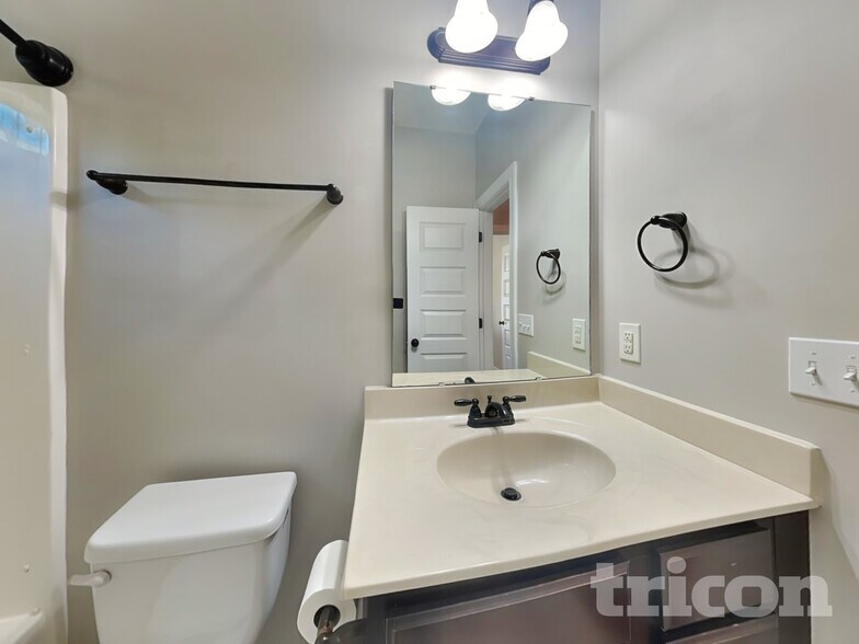 Building Photo - 102 Pinewinds Ct