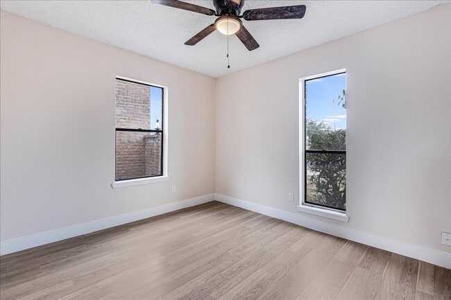 Building Photo - 985 Crossbill St