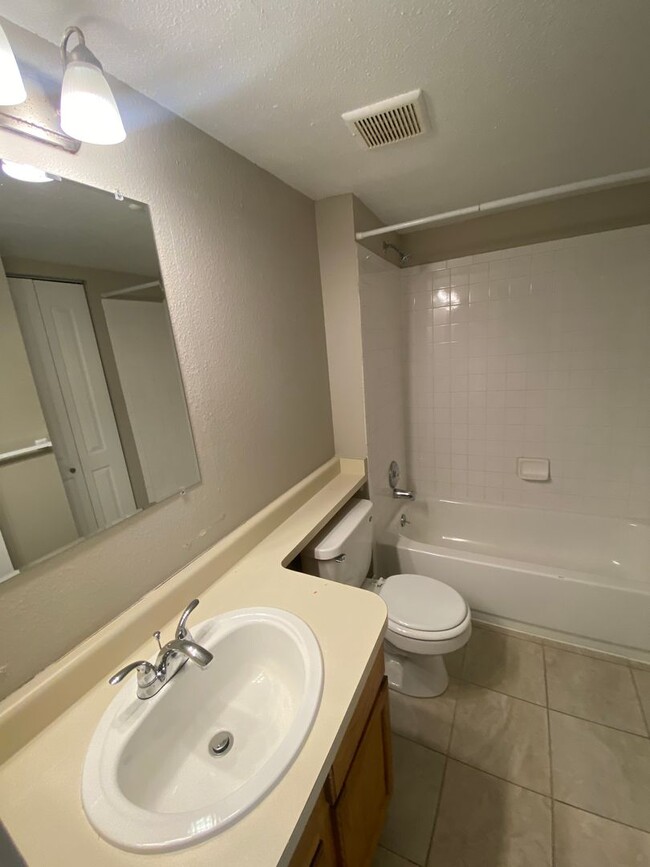 Building Photo - 3 Bedroom 2 Bathroom in Robinwood Condomin...