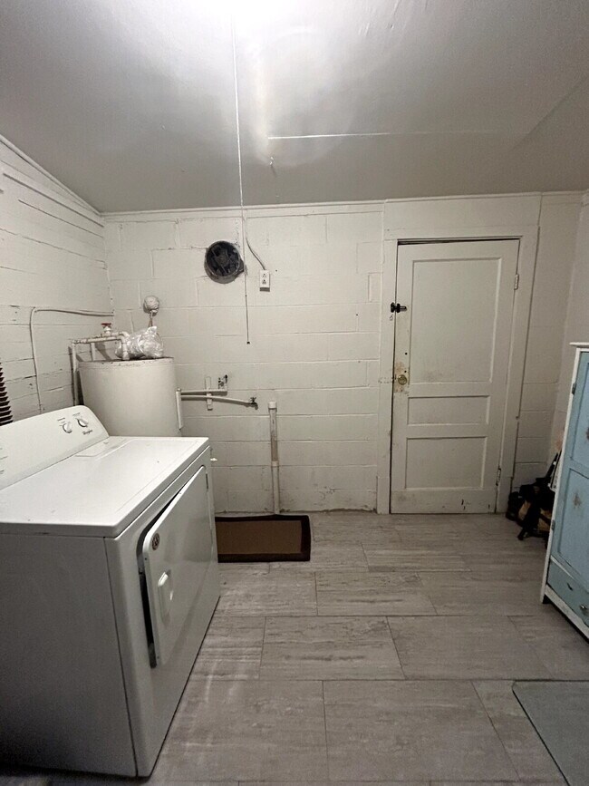 Building Photo - Brick home 3/1 available 3/1