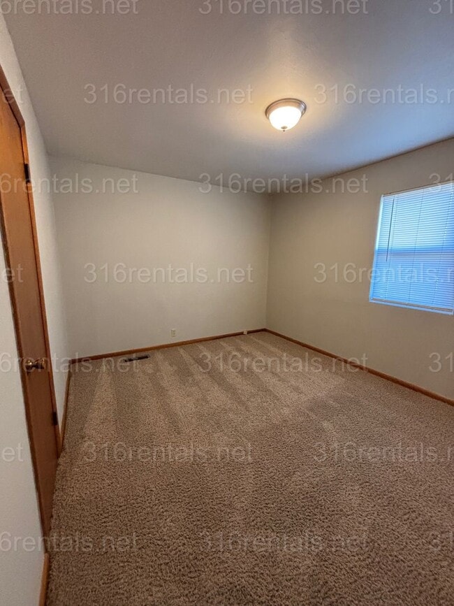 Building Photo - Duplex 2 bed 1 bath available NOW!