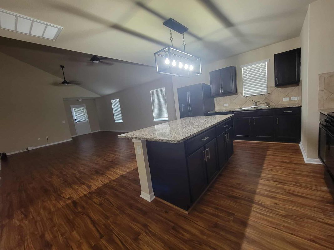 Building Photo - 213 Camellia Dr