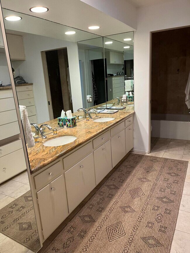 Building Photo - 555 W Baristo Rd