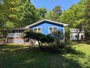 Building Photo - 3 Bedroom 2 Bath
