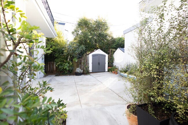 Building Photo - 10567 Holman Ave