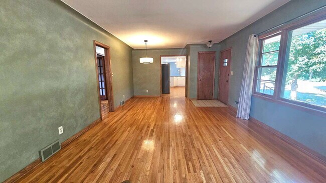 Building Photo - Amazing 4-Bedroom Retreat with 2 Full Baths and 2400 Sq Ft of Space in Minneapolis.