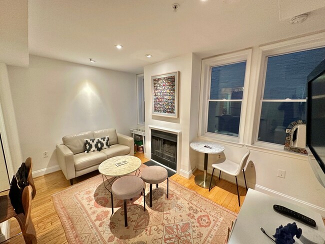 Building Photo - Dupont's Charming 1 Bedroom Condo W/D & Ro...