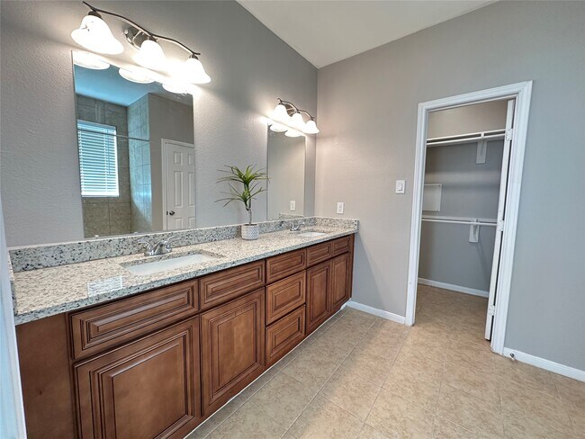 Building Photo - 11114 Beverley Pk St