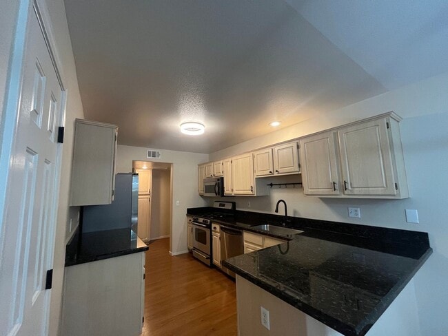 Building Photo - Charming Oversized 2 Bed, 2 Bath Townhouse...