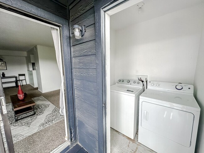 Building Photo - 1071 Clayton Ln
