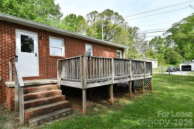 Building Photo - 266 Long St