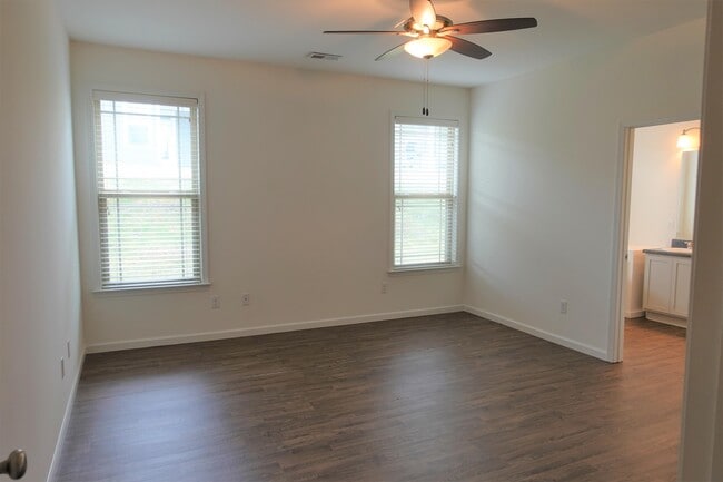 Building Photo - 176 Bur Oak Dr