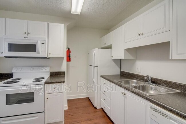 Building Photo - 2905 Arrowhead Dr