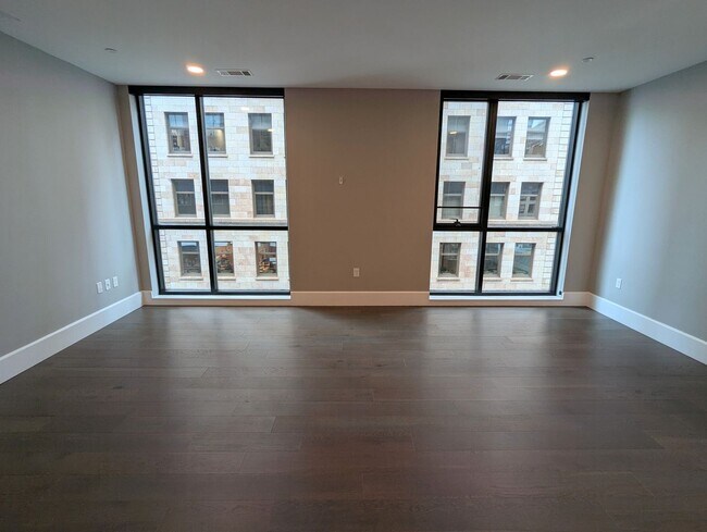 Building Photo - Stunning Downtown 1 Bedroom Condo at The L...