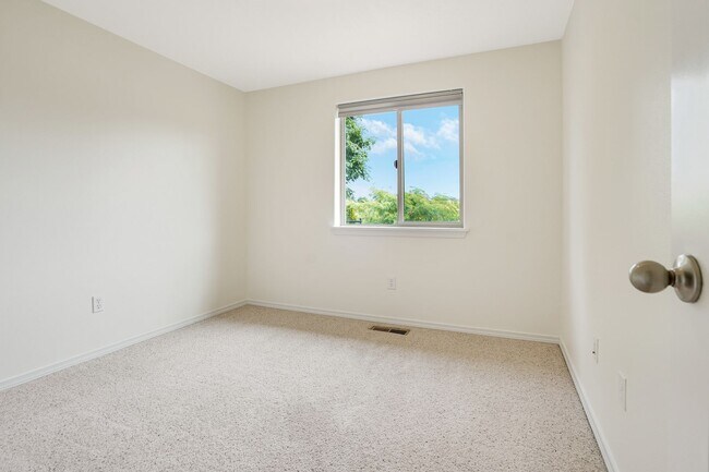 Building Photo - Beautiful 3 bed, 2 bath home in a quiet We...