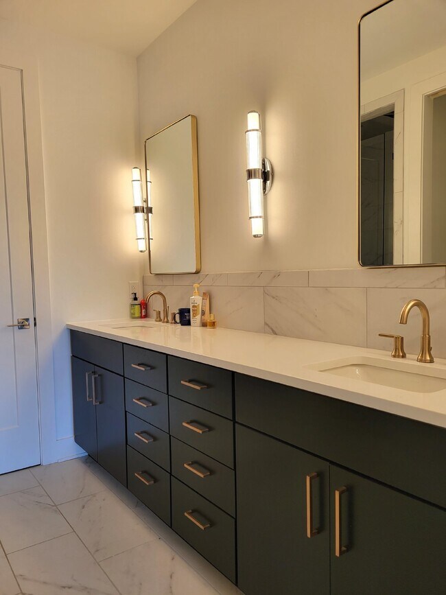 Building Photo - Experience Historic Germantown: Spacious 3-Bedroom Home with Rooftop overlooking Nashville!