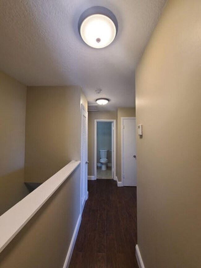 Building Photo - 3201 Bayview Dr