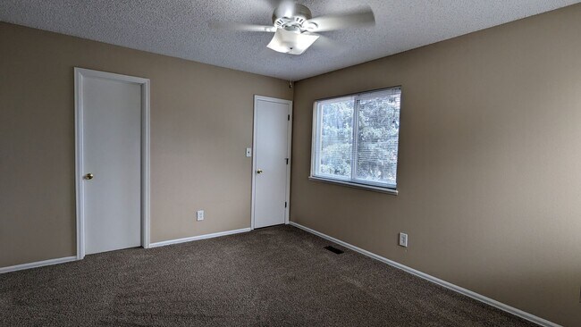 Building Photo - COZY TRI-LEVEL 3 BED/1.5 BATH WITH WOODBUR...