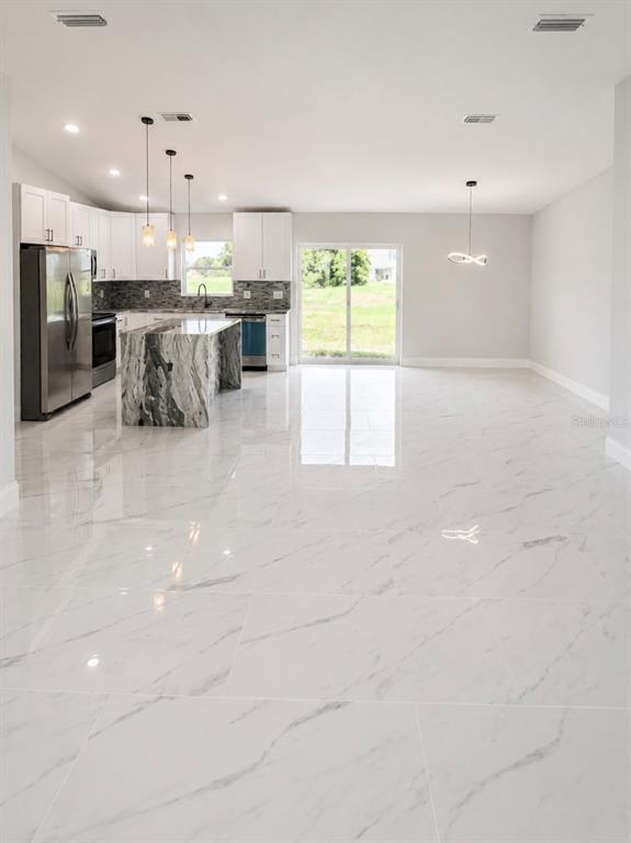 Building Photo - 7016 Golf Club Dr