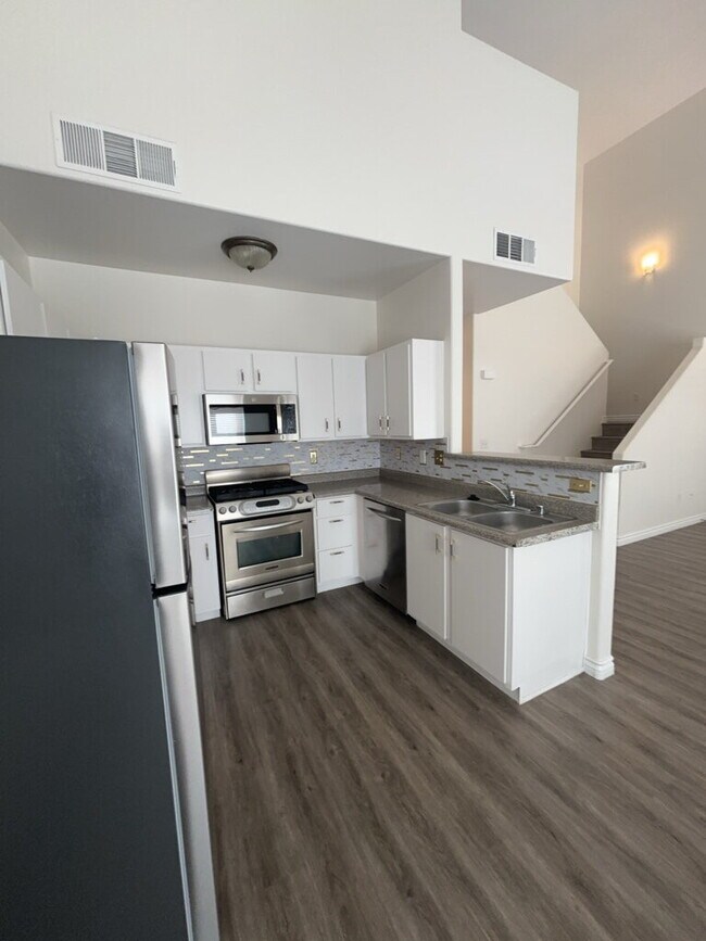 Building Photo - Spacious 3-Bed / 2.5 Bath Oasis: Modern Living in the Heart of Las Vegas!