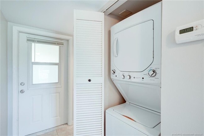 Building Photo - 5539 NE Gulfstream Way