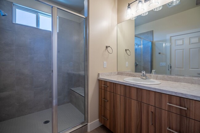 Building Photo - Newer Townhome Near Utah Tech