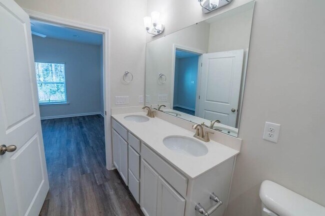Building Photo - Beautiful 3-Bedroom Townhome in Sought-After Waterways Community