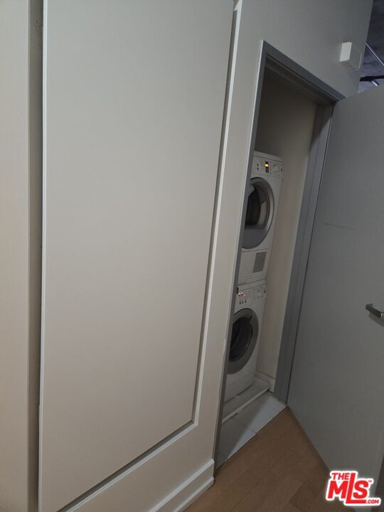 Building Photo - 645 W 9th St