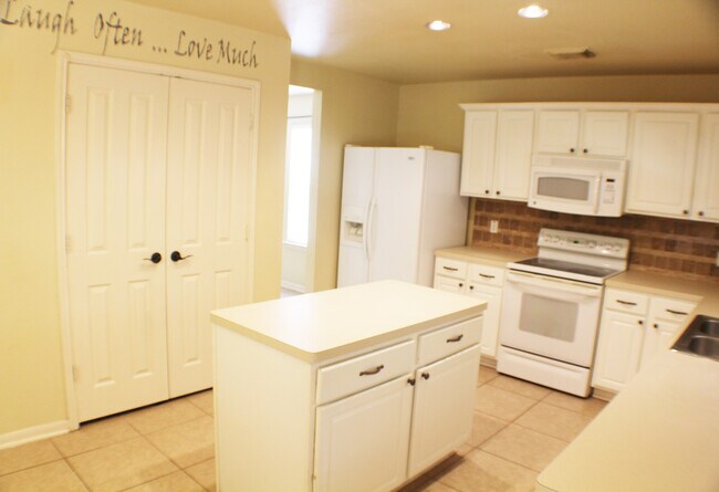 Building Photo - Beautiful Rental now available in Thistle ...